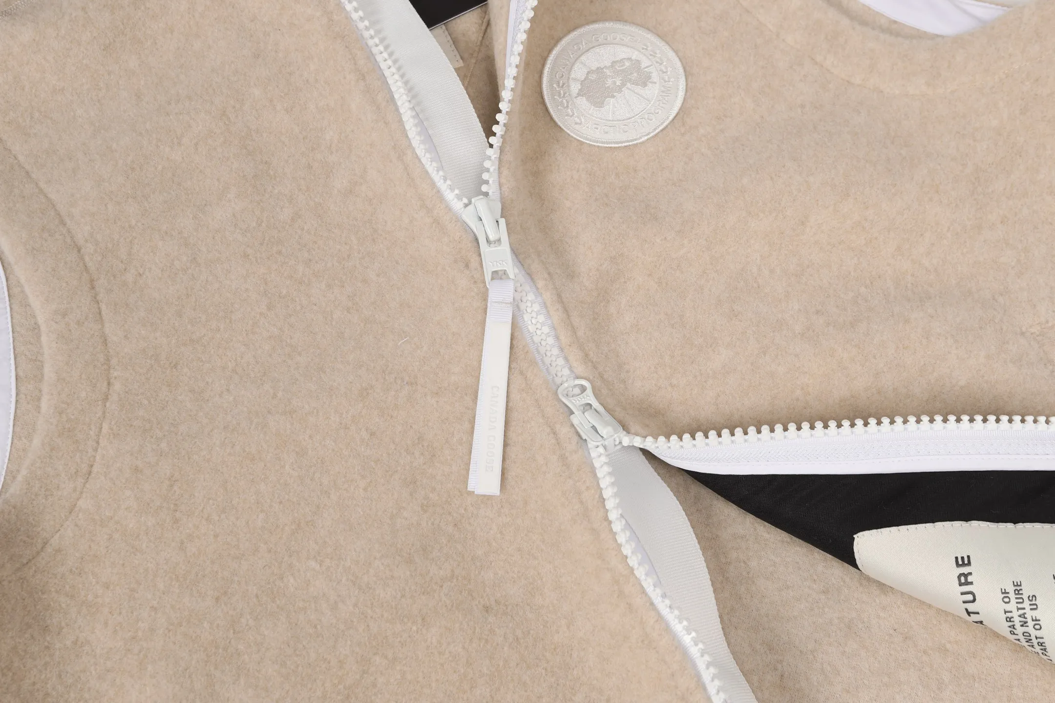P600 Canada Giose/Canada Goose Mersey fleece vest 7052MB CANADA GOOSE Canada Goose Mersey men's wool fleece vest 7052MB ·Made of Kind Fleece wool fleece fabric, which can provide excellent comfort and diverse functionality ·A weatherproof placket is designed under the front zipper to prevent wind and keep warm ·Ribbed knit hem and articulated sleeves improve comfort and fit ·2 exterior pockets: both hand pockets with concealed buckles ·White Canada Goose disc logo embroidered on left chest.   A0 Size:S-XXL